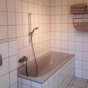 Badezimmer mit Dusche und Badewanne